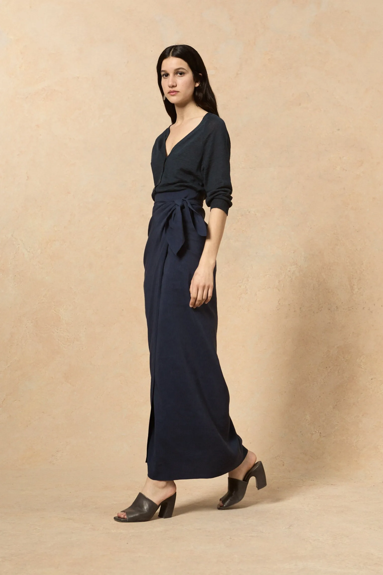 Arco, skirt in deep blue linen and cupro