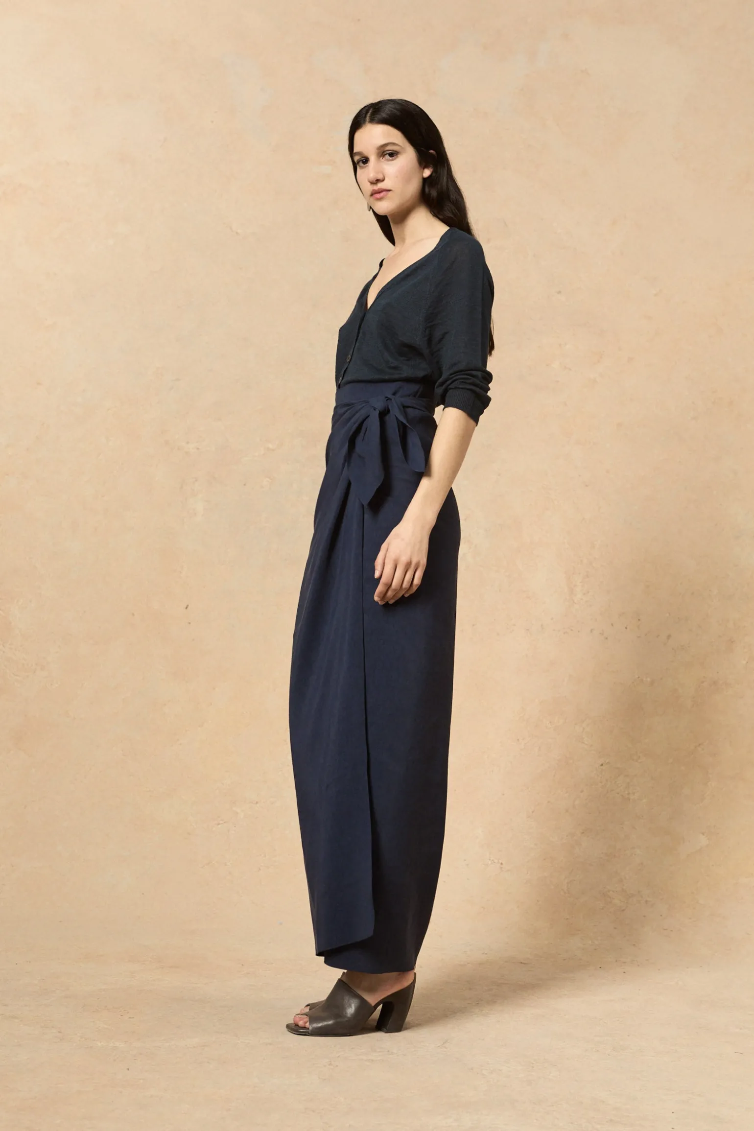Arco, skirt in deep blue linen and cupro