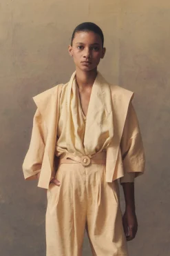 Aro S, thin belt in light yellow suede