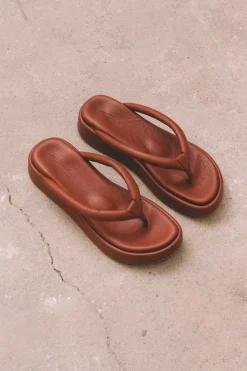 Geisha, clay leather platform flip flops