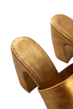 Janis, gold mules