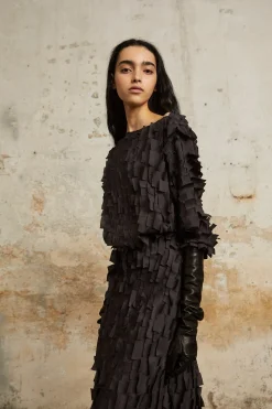 Jin, long black leather gloves