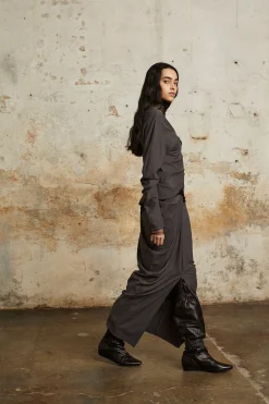 Kaz, long gray silk skirt