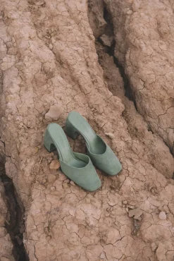 Luna, mule in matte green suede