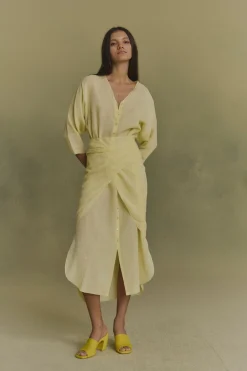 Tramonto, vestido midi de ramio amarillo claro
